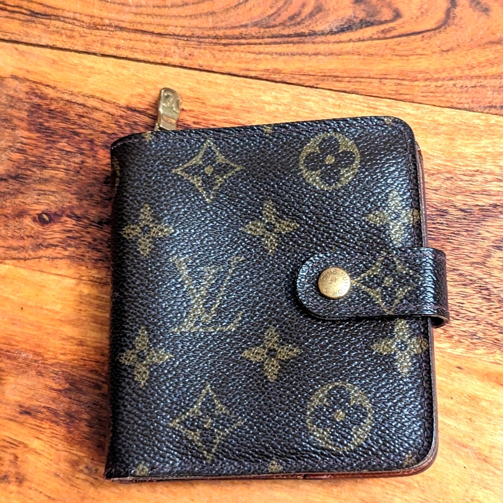 Louis Vuitton monogram zippy compact